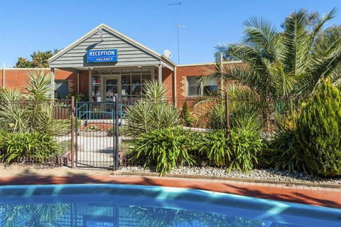 COMFORT INN COACH AND BUSHMANS - Accommodation Burleigh 0