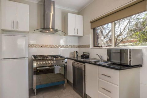 COMFORT INN COACH AND BUSHMANS - Accommodation Burleigh 5