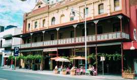 Plaza Hotel - Accommodation Burleigh 0