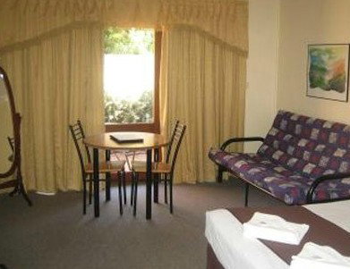 Parkway Motel - Accommodation Burleigh 2