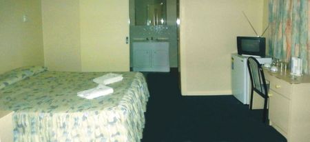 Plaza Hotel - Accommodation Burleigh 1