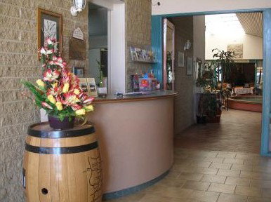 Travellers Rest And The Courtyard Restaurant - Accommodation Burleigh 3
