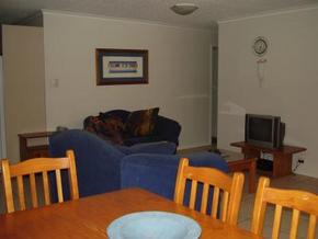 Beachfront Towers - Accommodation Burleigh 4
