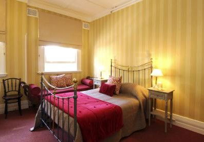 The Russell Hotel - Accommodation Burleigh 2