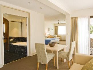 Waves Byron Bay - Accommodation Burleigh 4