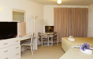 Motel 10 Motor Inn - Accommodation Burleigh 2