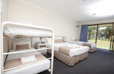 Island Palms Motor Inn - Accommodation Burleigh 2