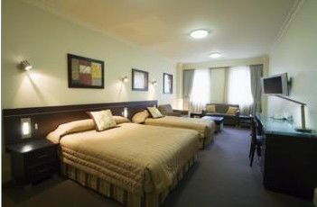 Hyde Park Inn - Accommodation Burleigh 0