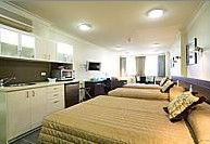 Hyde Park Inn - Accommodation Burleigh 2