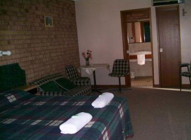 Spa Village Travel Inn - Accommodation Burleigh 3