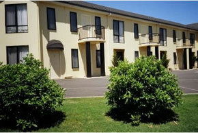 Hopkins House Motel & Apartments - Accommodation Burleigh 2