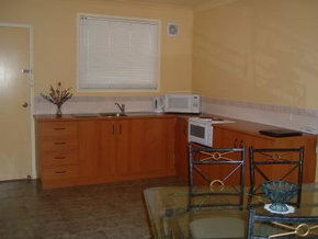 Hopkins House Motel & Apartments - Accommodation Burleigh 5