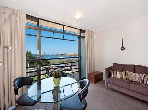 Centreport Units - Accommodation Burleigh 2