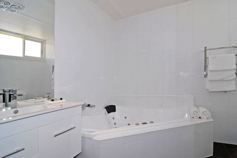 Ocean Grove Motor Inn - Accommodation Burleigh 4