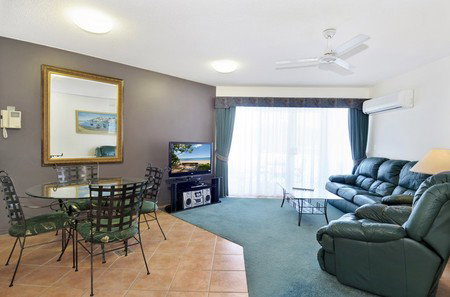 White Crest Luxury Apartments - Accommodation Burleigh 5