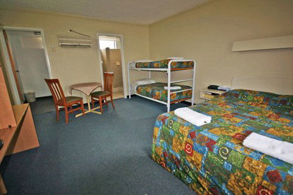 Red Cedars Motel - Accommodation Burleigh 2