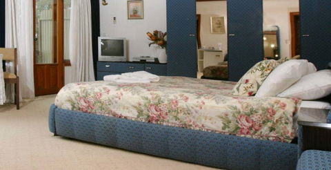 Chalet Swisse Spa Retreat - Accommodation Burleigh 1