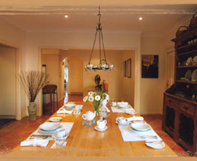 Ellis B And B - Accommodation Burleigh 1