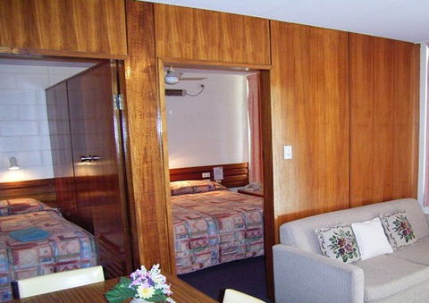 Motel Carnarvon - Accommodation Burleigh 1