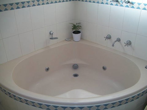 Beachside Apartment - Hove - Accommodation Burleigh 2