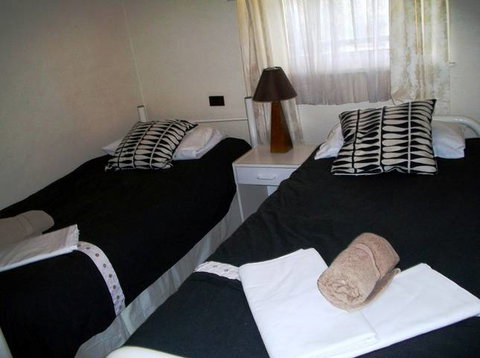 Beachside Apartment - Hove - Accommodation Burleigh 3