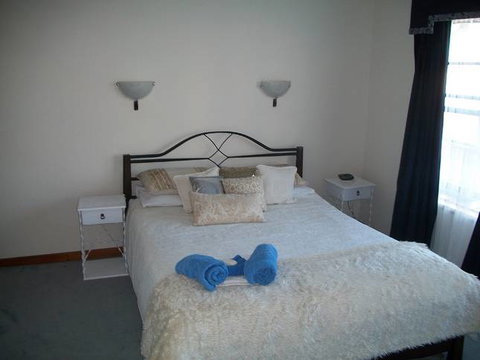 Beachside Apartment - Hove - Accommodation Burleigh 4