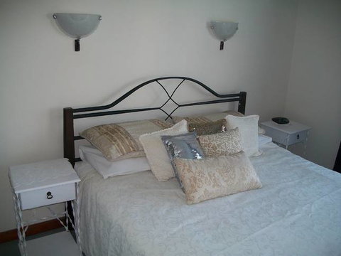 Beachside Apartment - Hove - Accommodation Burleigh 5