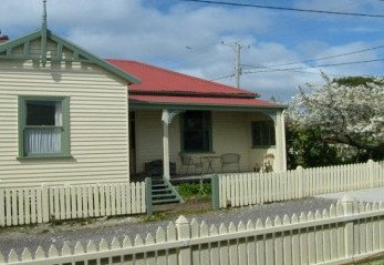 McIntosh Cottages - Accommodation Burleigh 2