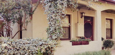 Old England Accommodation - Accommodation Burleigh 5