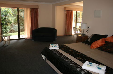 Invercauld House - Accommodation Burleigh 1