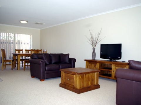 Fairways Bed And Breakfast At Jerilderie - Accommodation Burleigh 2