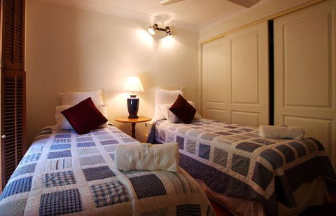 Cicada Country House - Accommodation Burleigh 2