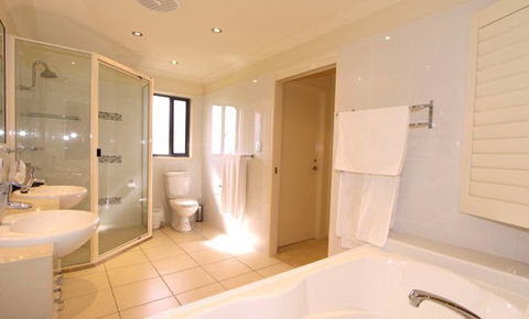 Ocean Paradise Holiday House - Accommodation Burleigh 1