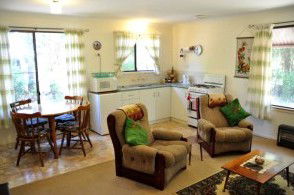 Uhuru Chalets - Accommodation Burleigh 1
