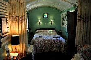 Uhuru Chalets - Accommodation Burleigh 3