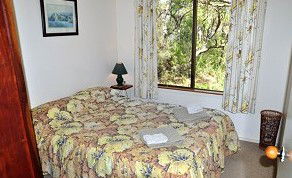 Uhuru Chalets - Accommodation Burleigh 5