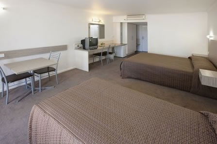Sandors Motor Inn - Accommodation Burleigh 2