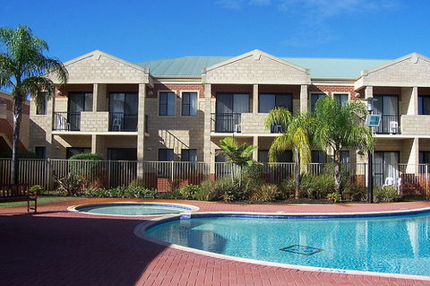 Country Comfort Inter City Perth Hotel & Apartments - Accommodation Burleigh 0