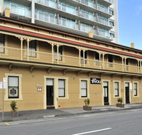 Hotel Tivoli - Accommodation Burleigh