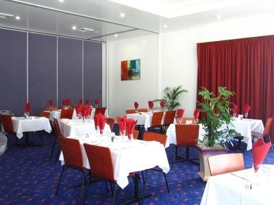 Country Roads Motor Inn Dysart - Accommodation Burleigh 2