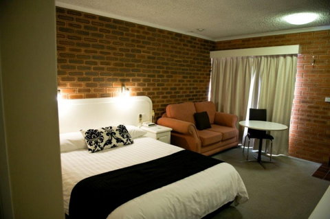 Cousins Motor Inn - Accommodation Burleigh 0