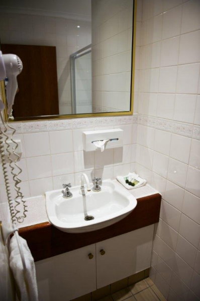 Cousins Motor Inn - Accommodation Burleigh 13