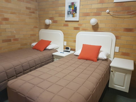 Cousins Motor Inn - Accommodation Burleigh 14