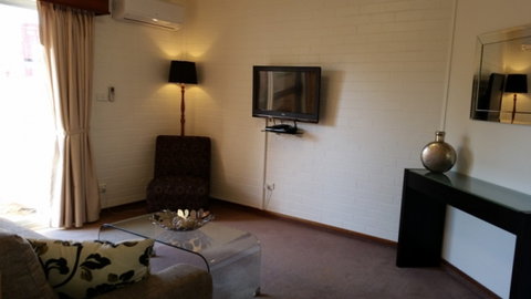 Cousins Motor Inn - Accommodation Burleigh 15