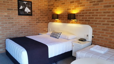 Cousins Motor Inn - Accommodation Burleigh 16