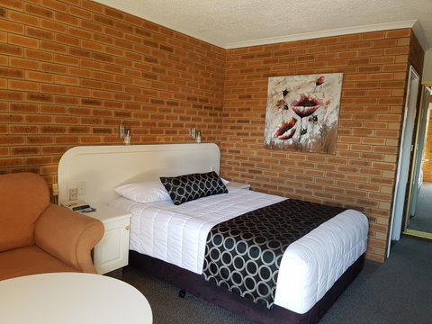 Cousins Motor Inn - Accommodation Burleigh 7