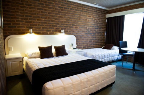 Cousins Motor Inn - Accommodation Burleigh 17
