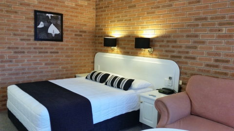 Cousins Motor Inn - Accommodation Burleigh 8
