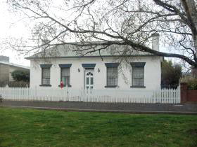 Batt's Cottage - Accommodation Burleigh 0
