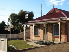 Brooking Cottage - Accommodation Burleigh 0
